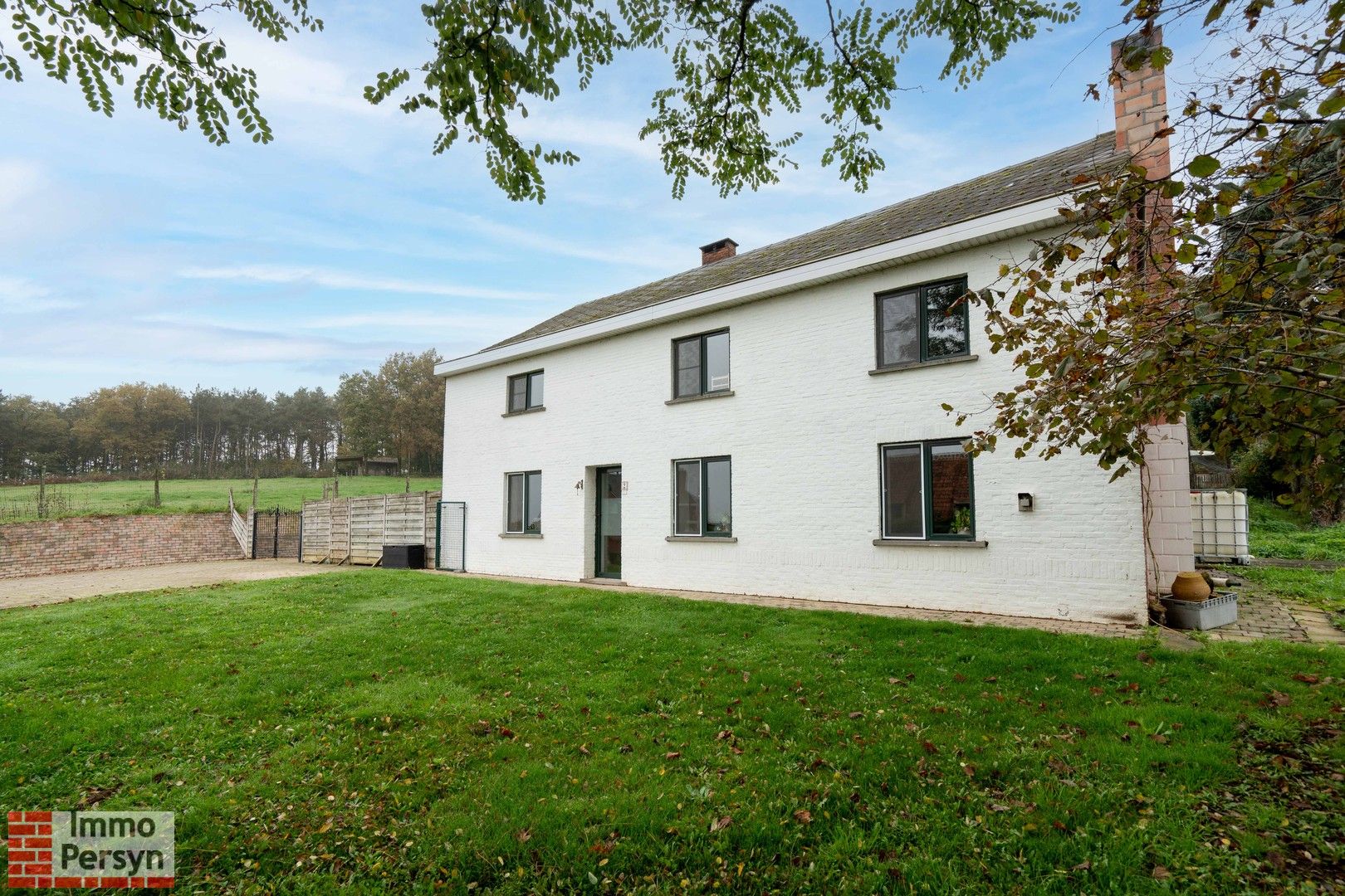 Hoofdfoto van de publicatie: Uitstekend gelegen woning in een groene omgeving, op bijna 20 are grond.