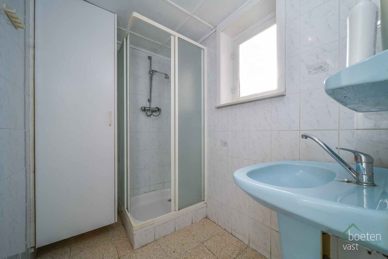 Alveringem: Interessante dorpswoning met redelijk comfort, 3 slaapkamers, tuin en uitweg met garage achteraan op 428m² grondopp. foto 11