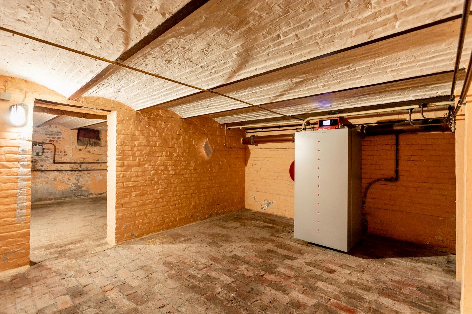 Te renoveren woning met veel potentieel foto 18
