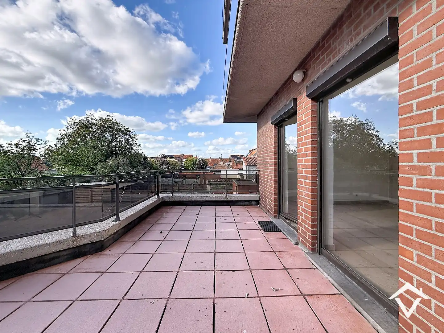 Instapklaar appartement met twee slaapkamers, twee terrassen en garage te Roeselare foto 18