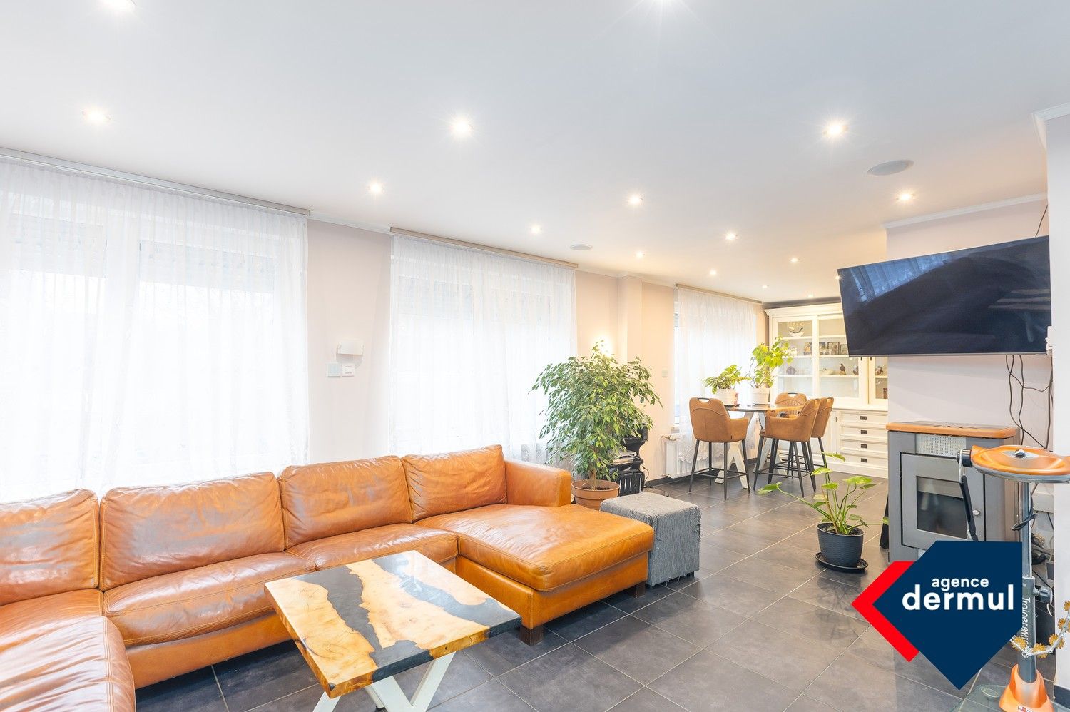 Hoofdfoto van de publicatie: ZEER RUIME WONING
