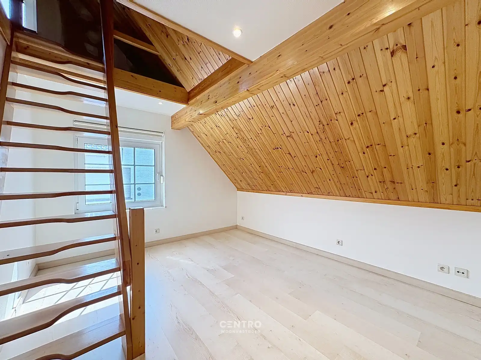 Ruime woning met opslagruimte in aangename omgeving! foto 34