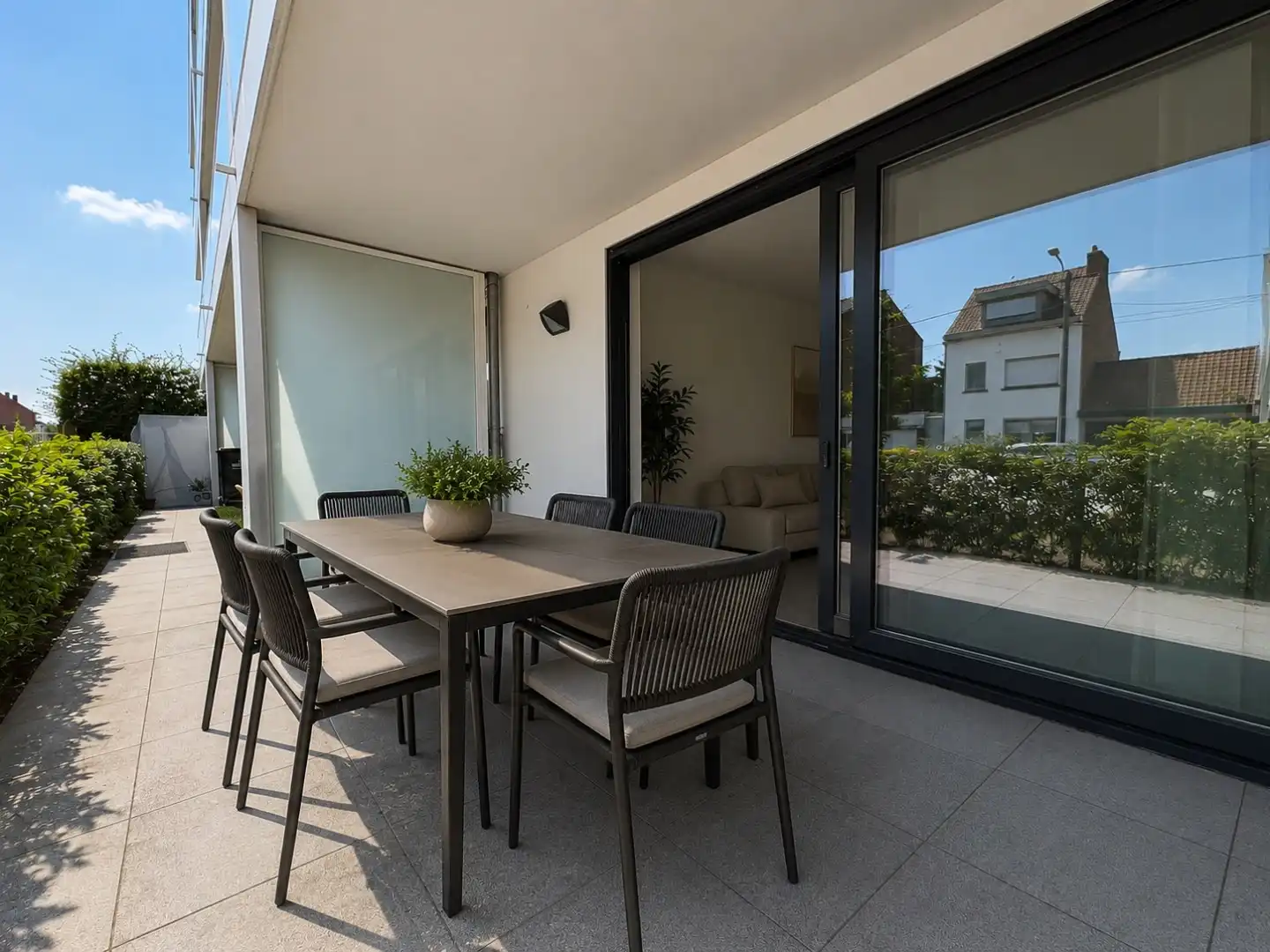 Modern gelijkvloers appartement met 2 slaapkamers, lichtrijke leefruimte en terras dichtbij Kortrijk.  foto 3