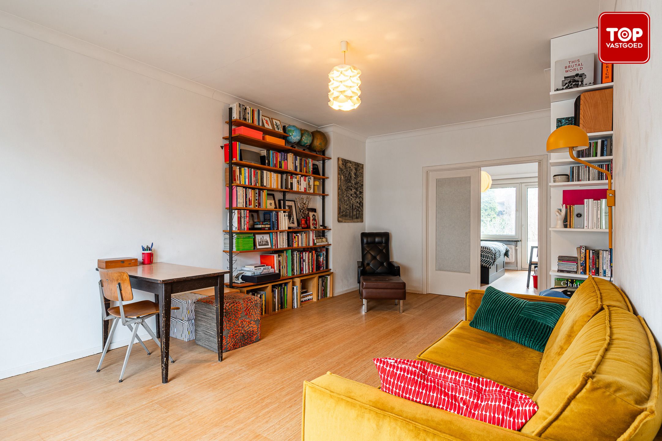 Op te frissen tweeslaapkamerappartement nabij de Stationsbuurt Gent-Sint-Pieters. foto {{pictureIndex}}