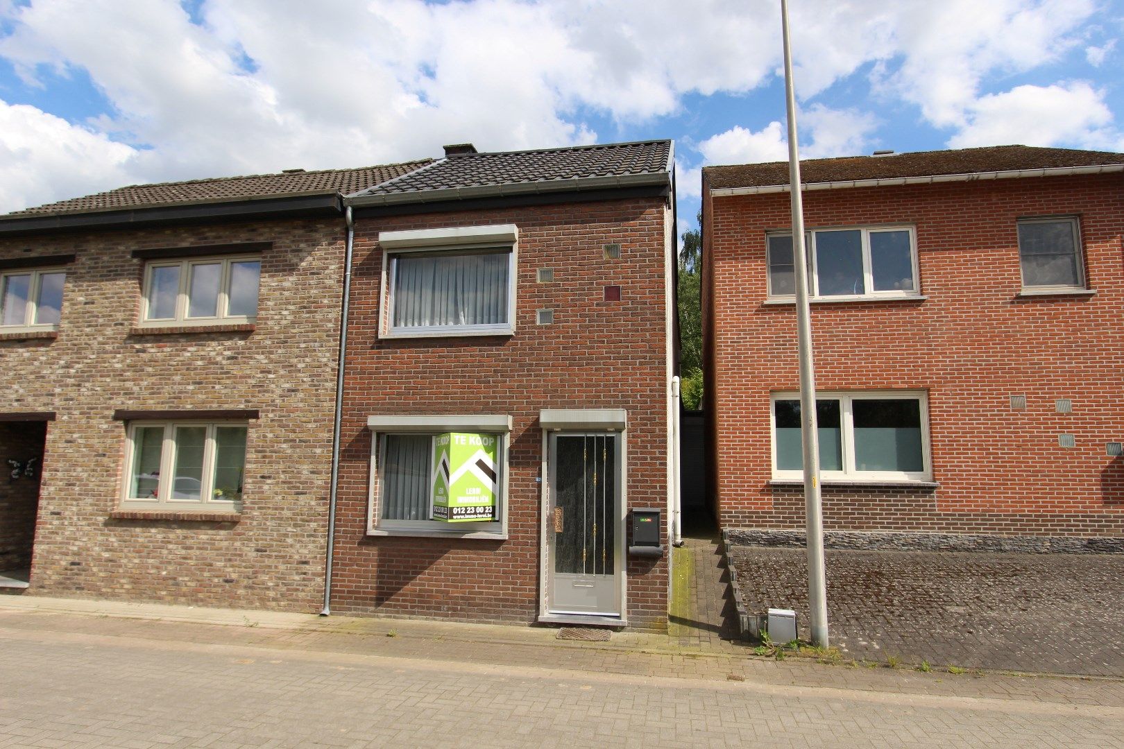 WONING OP RUSTIGE LIGGING MET ZIJ-INGANG + GROTE AANGENAME TUIN foto 4