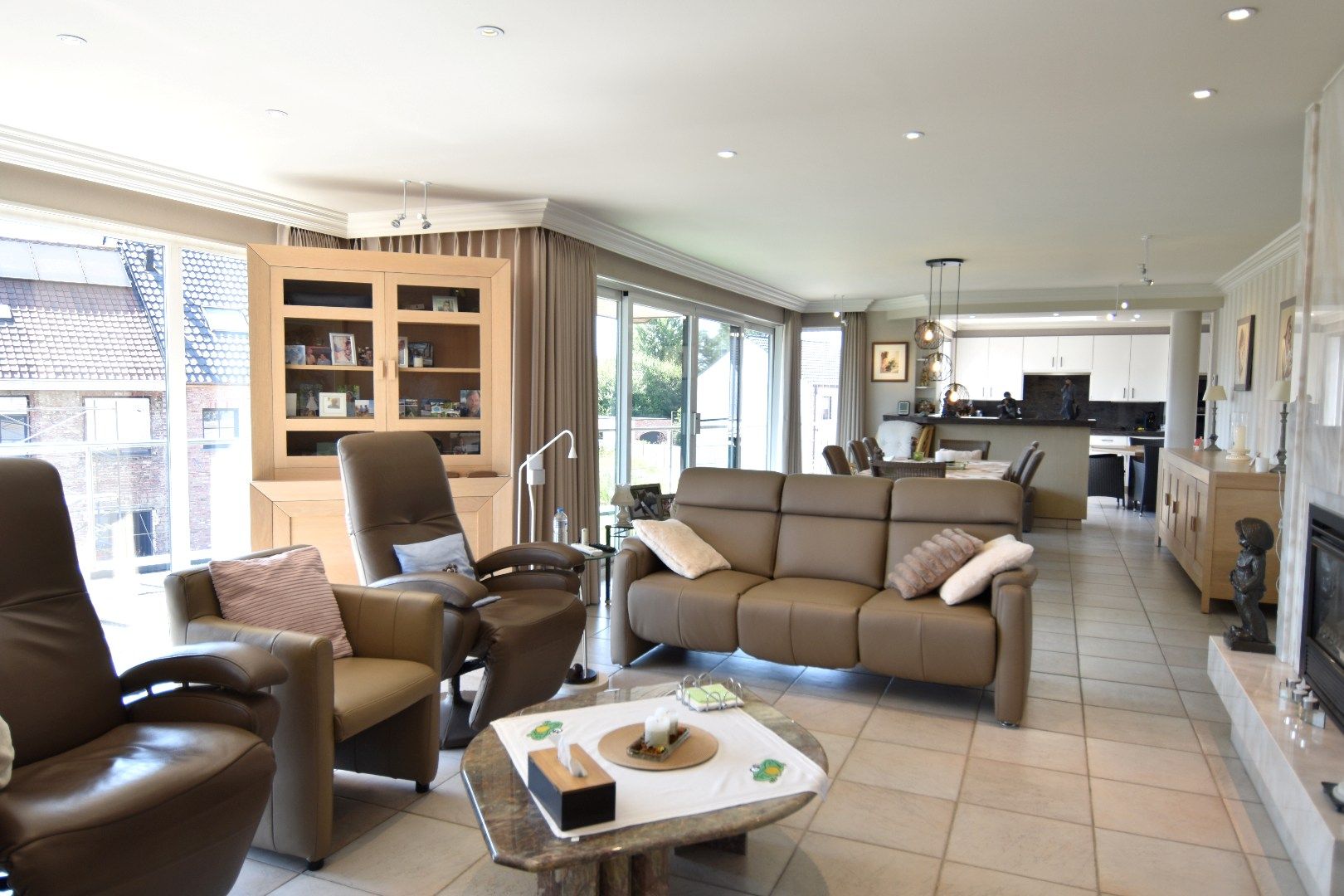 Instapklare villa met 5 slaapkamers én grote handelsruimte te koop in Gullegem foto 7