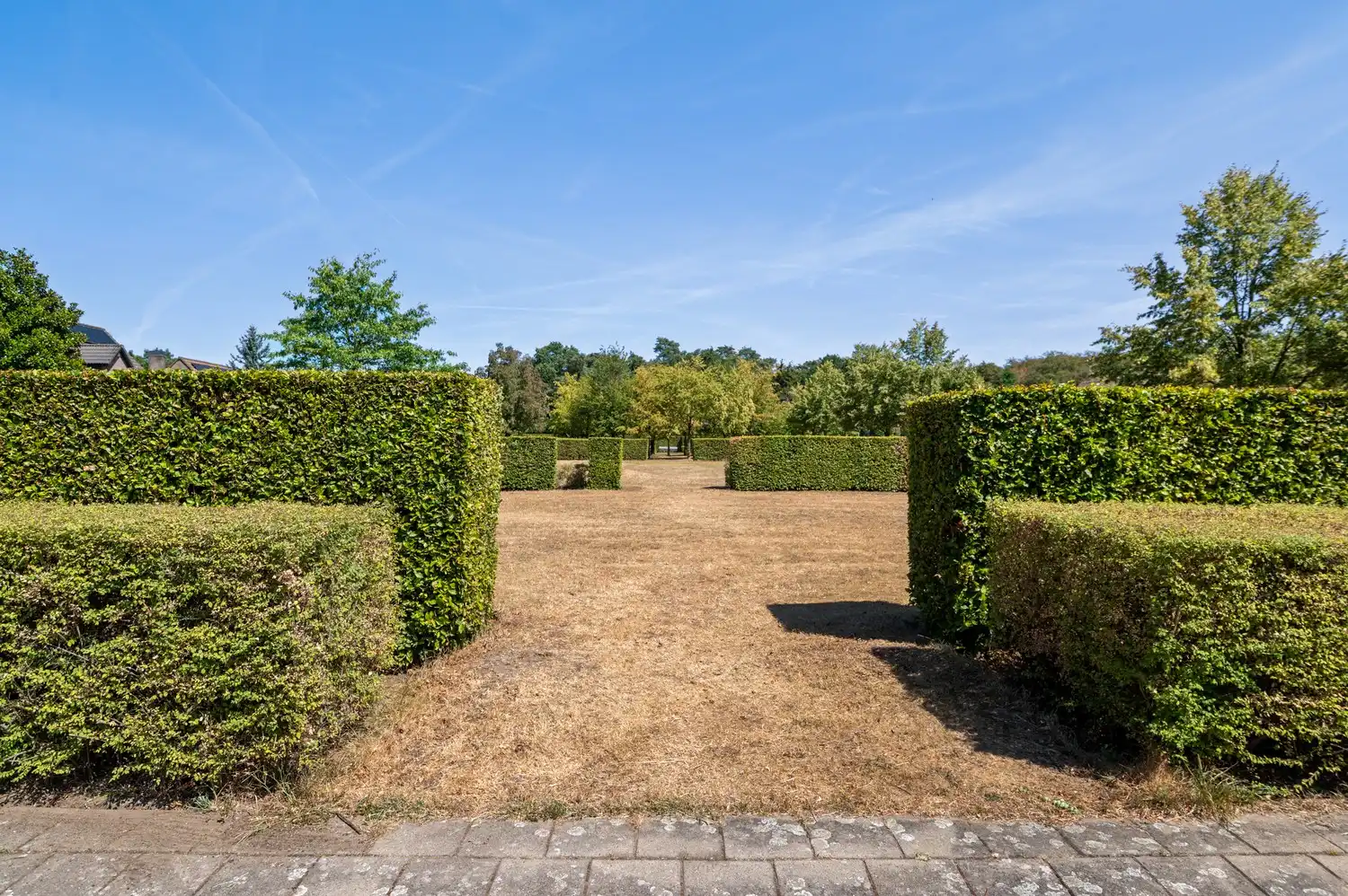 Ruime gezinswoning met 3 slaapkamers, veranda, garage en zonnige tuin foto 21