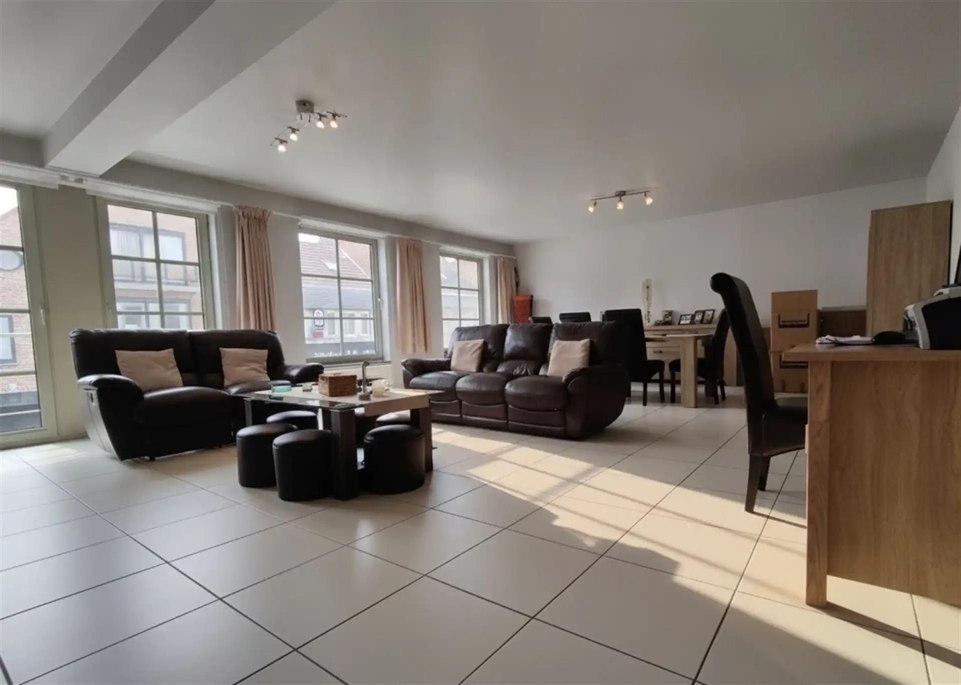 Zeer ruim appartement met zonnig terras foto {{pictureIndex}}
