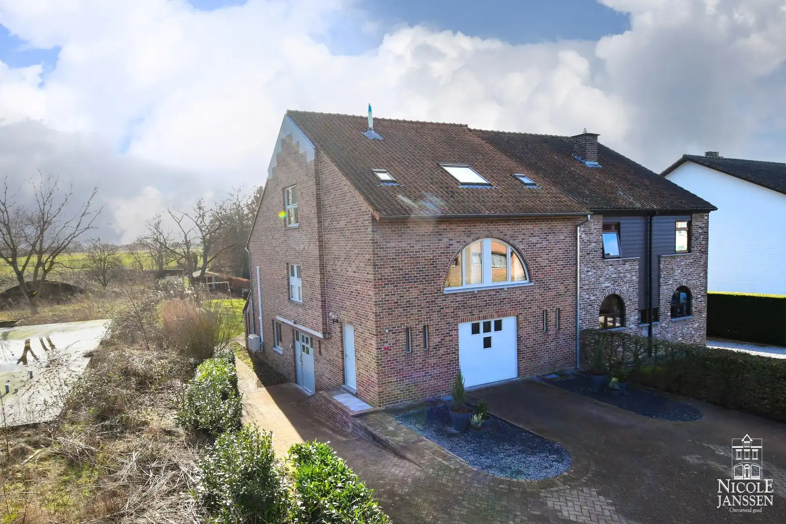 Bijzonder energiezuinige halfvrijstaande woning met diepe tuin foto 2