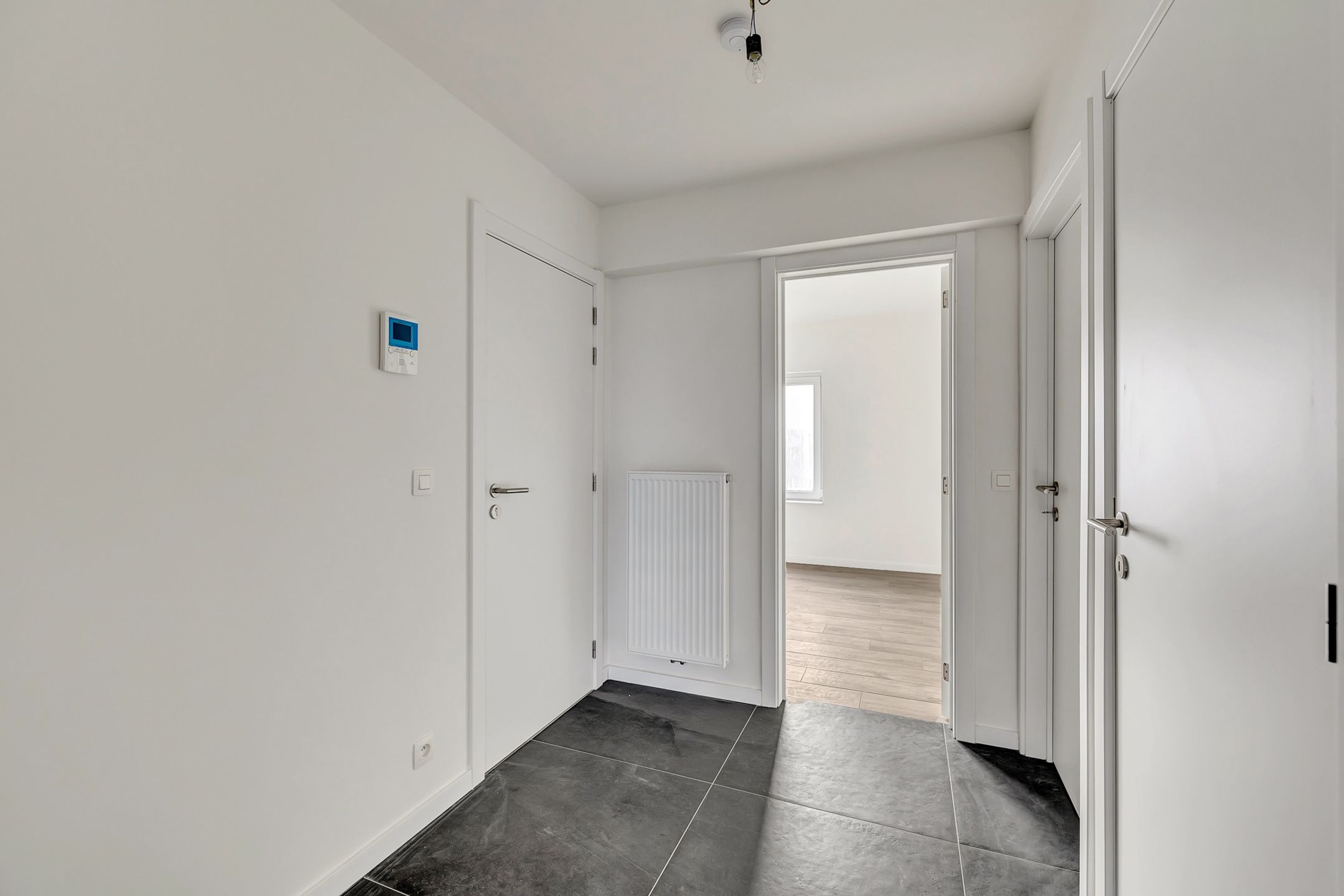 Totaal gerenoveerd appartement met 2 slpks en garage foto 2