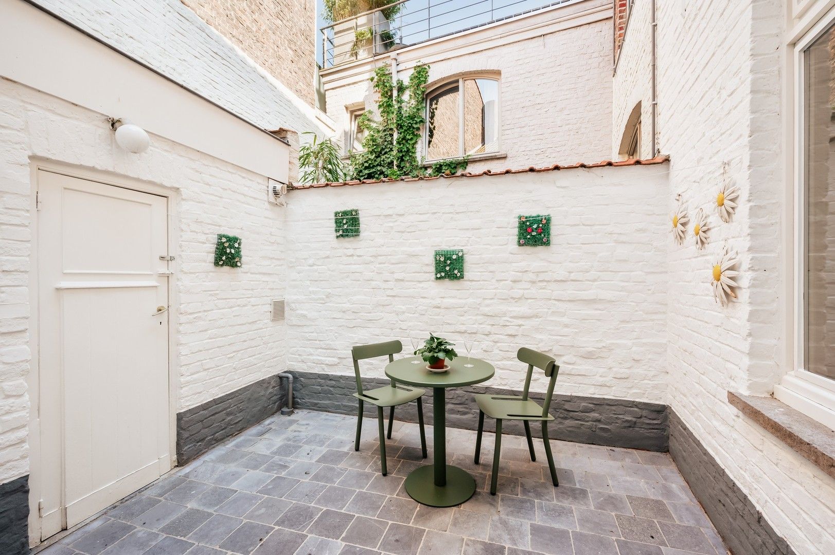 Centraal gelegen energiezuinige gezinswoning met 3 kamers op unieke ligging in het hart van Ieper foto 6