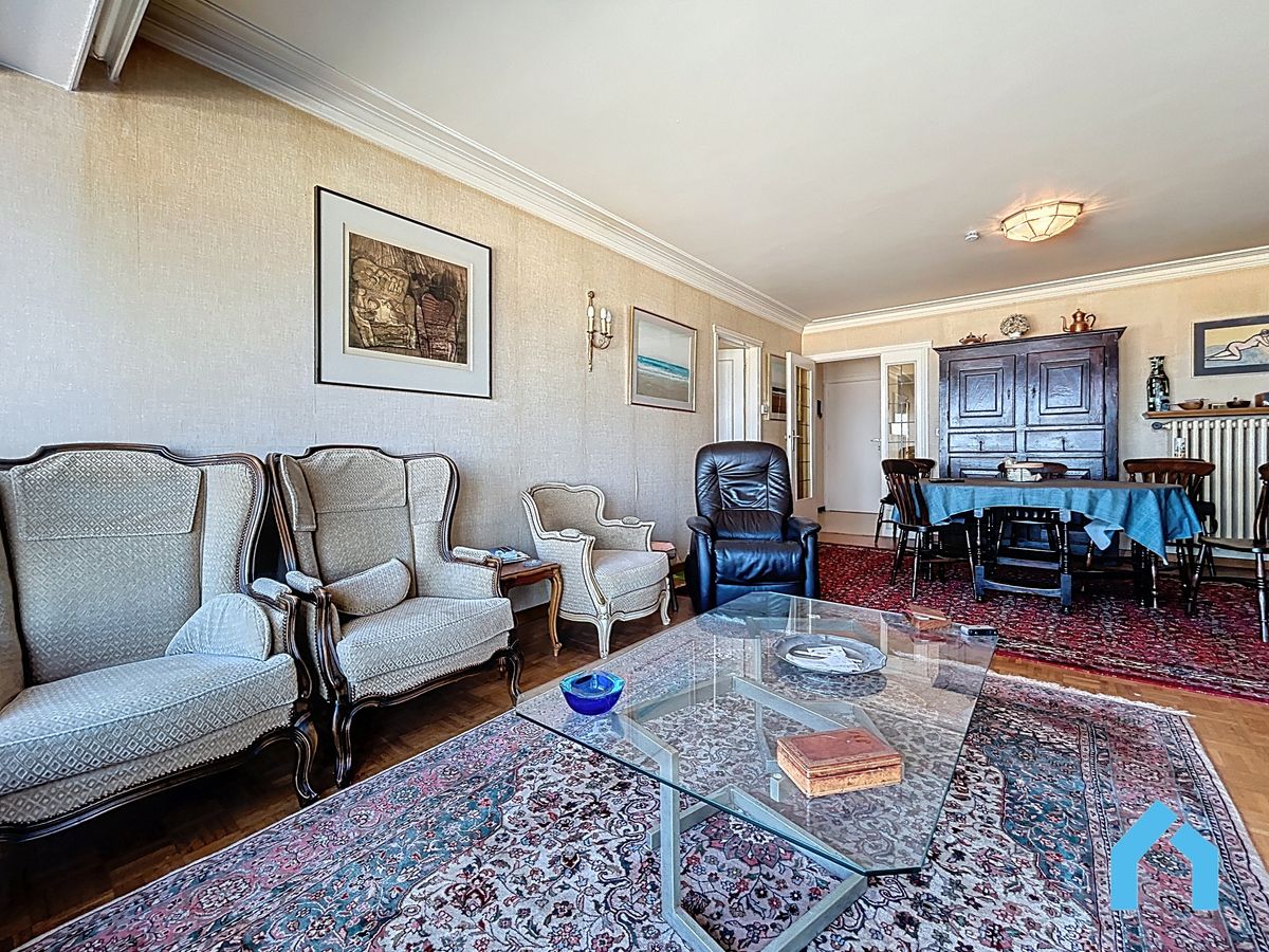 Magnifiek zeezicht en veel potentieel: maak van dit appartement uw parel! foto 3