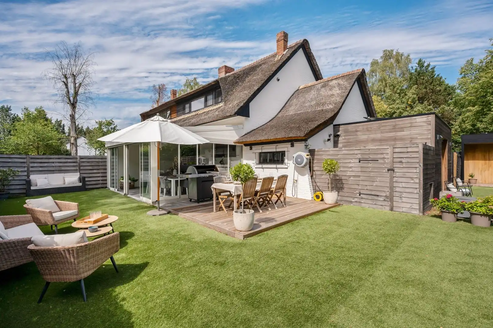 Instapklare halfopen villa met rieten dak, verwarmd zwembad en eigen wellness foto 4