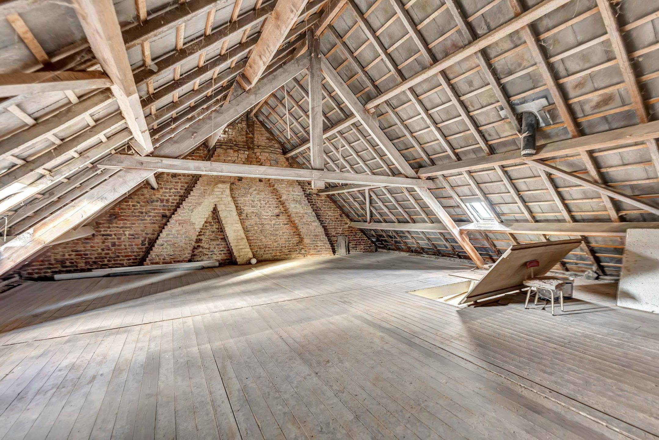 Te renoveren woning met garage en tuin foto 14