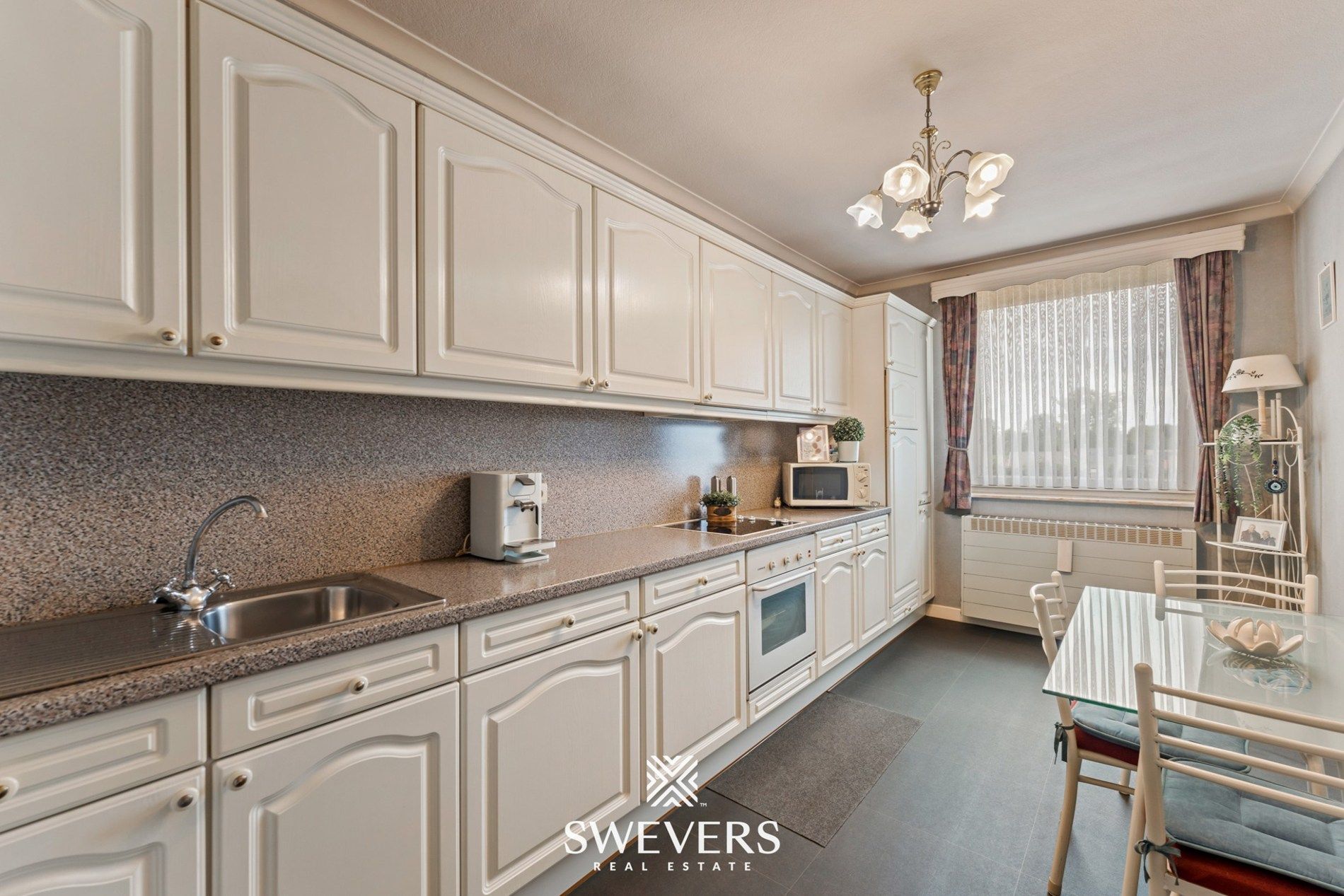 Gelijkvloerse woning met tuin en garage in hartje Tongeren foto 12