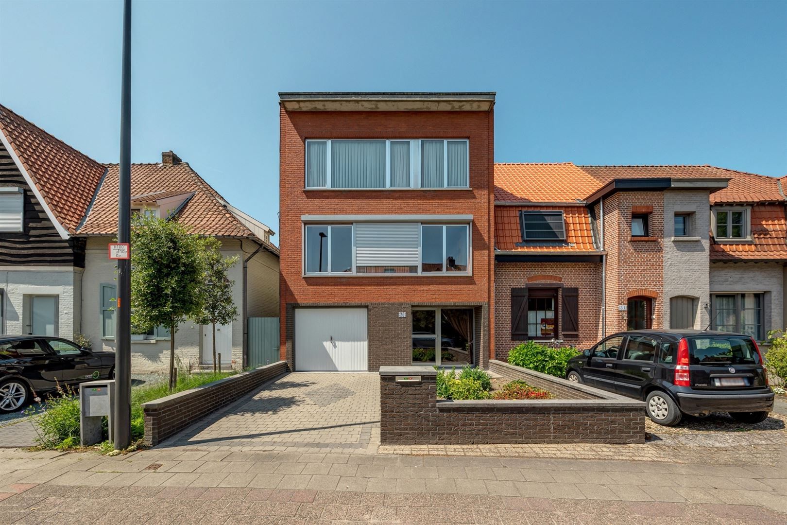 Praktische gezinswoning met tuinzicht in hartje Mortsel foto {{pictureIndex}}
