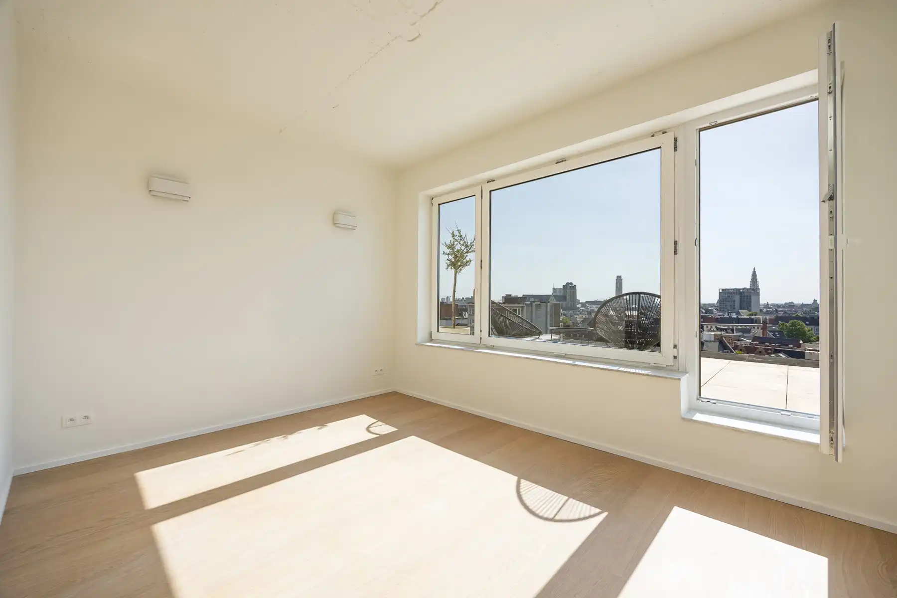Lichtrijk gerenoveerd appartement met spectaculair uitzicht! foto 2
