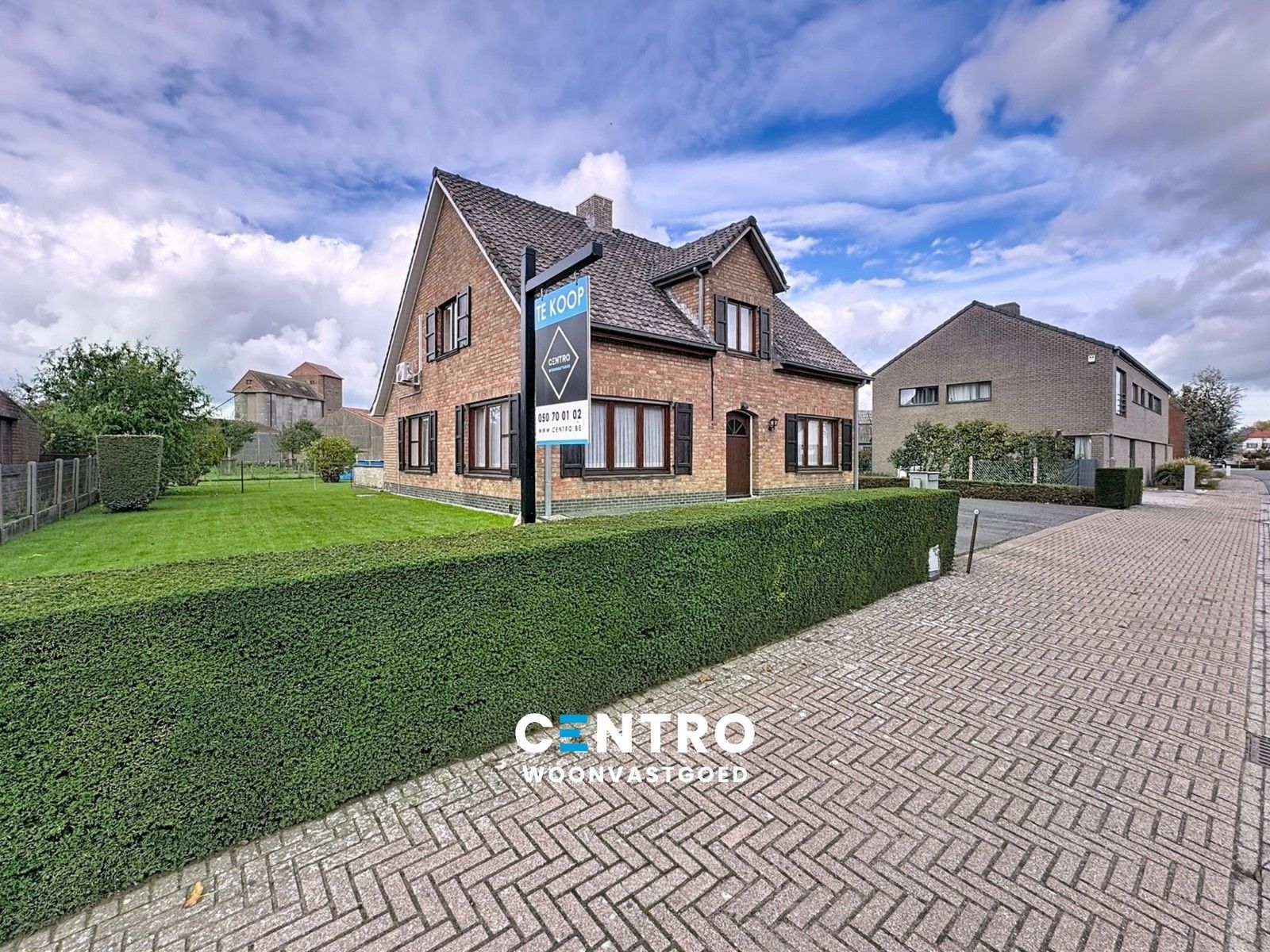 Hoofdfoto van de publicatie: INTERESSANTE villa te Meetkerke met 3 slpks, PRAKTIJKruimte én 2 garages op 1.975m2!