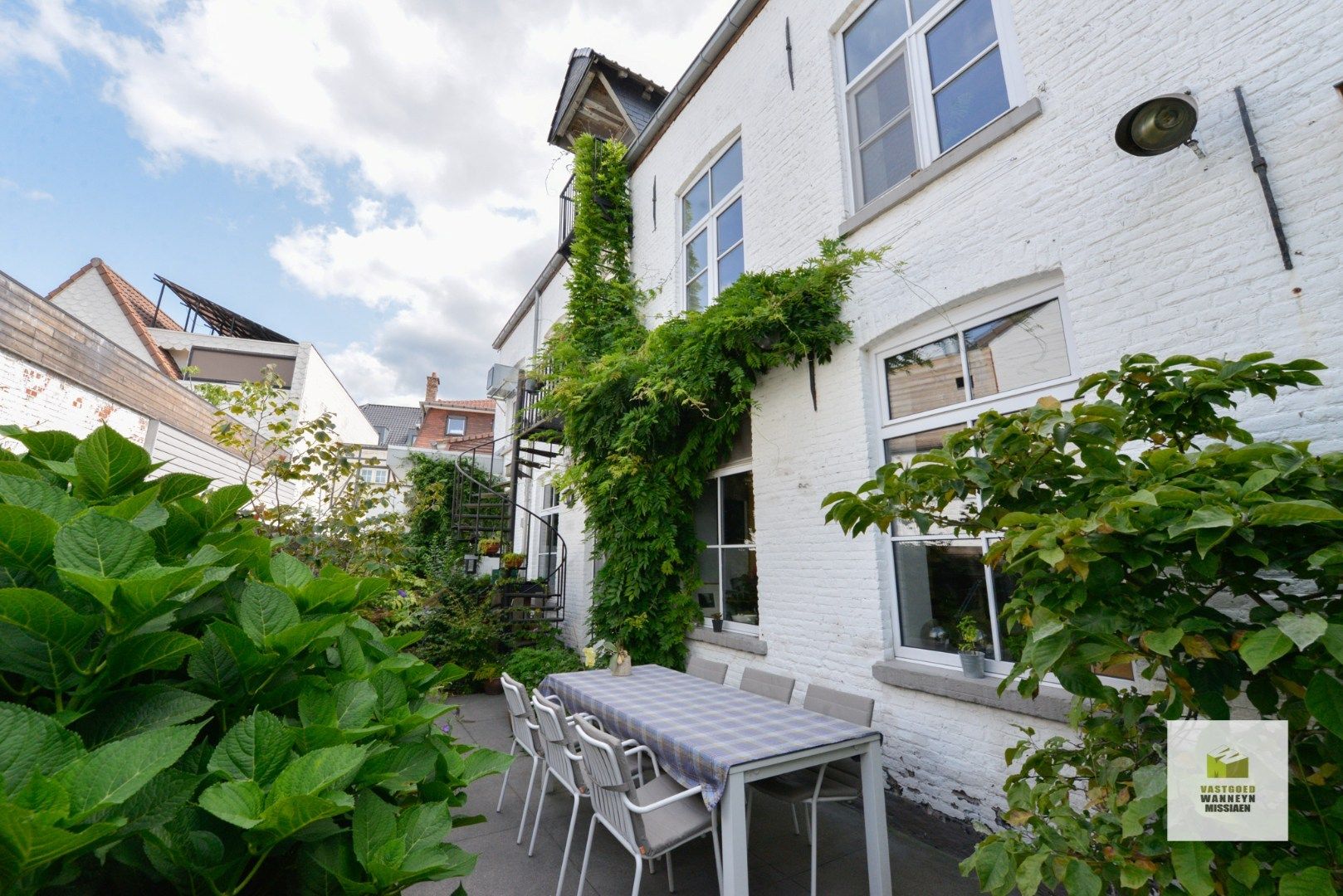 Gerenoveerd handelspand met ruime woning en gezellige stadstuin te centrum Roeselare foto 34