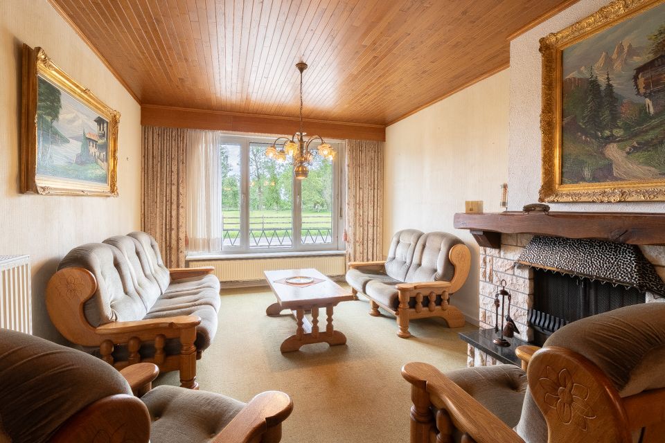 Halfopen gezinswoning met grote tuin in groene omgeving foto 2