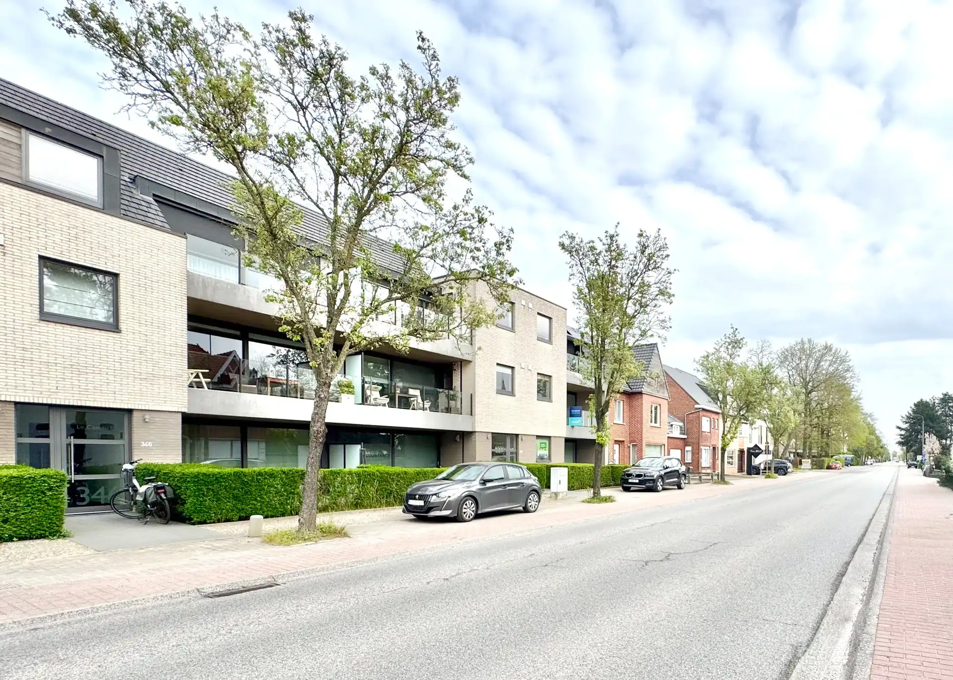 GELIJKVLOERS APPARTEMENT | VOOR- EN ACHTERTUIN | 2 KAMERS | GARAGE | 140 M² foto 2