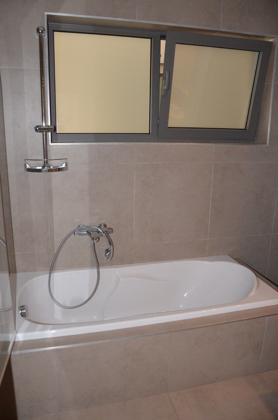 Gelijkvloers recent appartement met tuin. foto 5