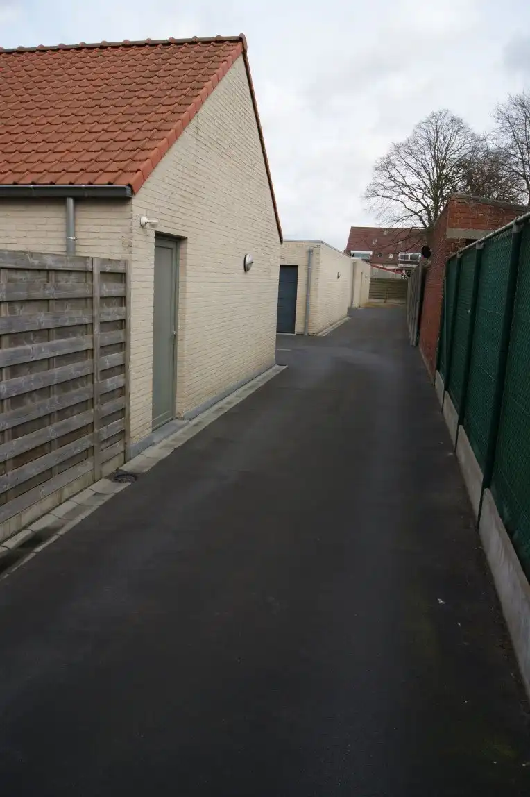 Recente garage met elektrische sectionaalpoort, gunstig gelegen te Torhout foto 3