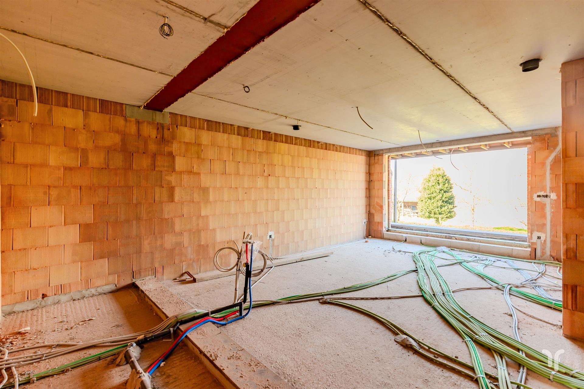 Op een uitzonderlijke locatie te Zedelgem, op wandelafstand van de bruisende dorpskern met winkels, openbaar vervoer en scholen, vinden we het kleinschalig nieuwbouwproject ‘De Gouden Vleugel’ terug. foto 2