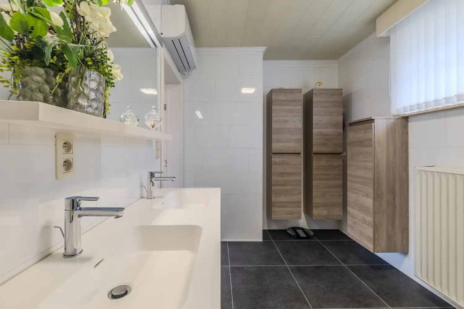 Instapklare woning met drie slaapkamers, ruime tuin en twee garageboxen in hartje Rekem! foto 39