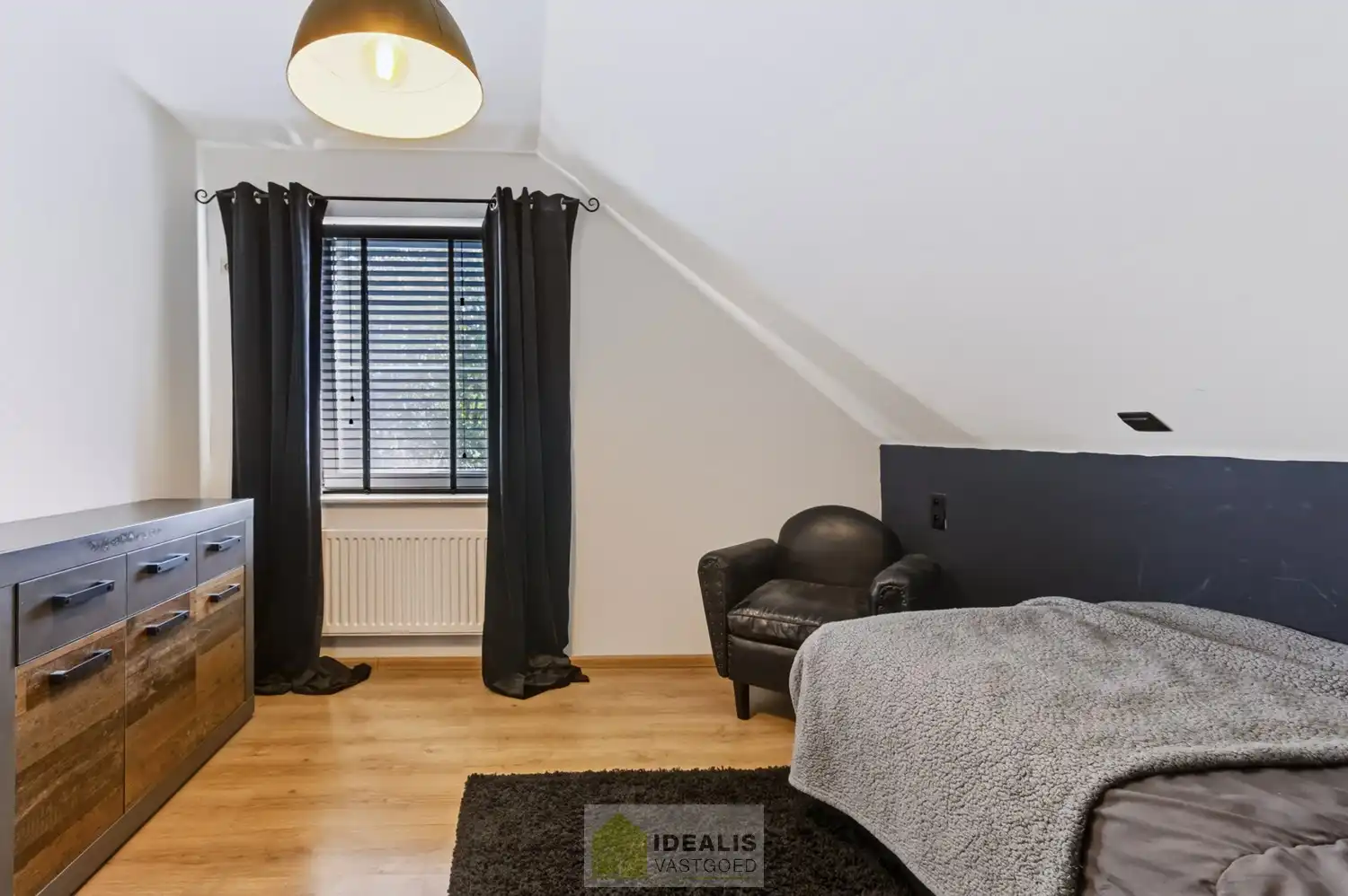 IDEALIS VASTGOED – EEN AANGENAME VRIJSTAANDE WONING MET EEN NIEUWE KEUKEN EN BADKAMER, EEN HEERLIJK RUIME WOONKAMER MET SPEKSTEENKACHEL, EEN EXTRA RUIME VERANDA (VOLLEDIG AF TE SLUITEN MET GLAZEN PUIEN), 3 SLAAPKAMERS, EEN EXTRA MULTIFUNCTIONELE RUIMTE (INGERICHT ALS KANTOOR MET APARTE INGANG) OP EEN RIANT PERCEEL VAN 14A 51CA, VOLLEDIG OMHEIND, VOORZIEN VAN VOLDOENDE PARKEERRUIMTE EN EEN PRACHTIGE CARPORT VOOR 2 WAGENS! foto 36