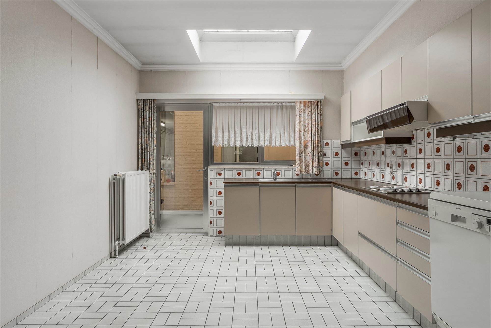 CENTRAAL GELEGEN, RUIM HANDELSPAND MET WOONST (415M²) TE BALEN foto 5