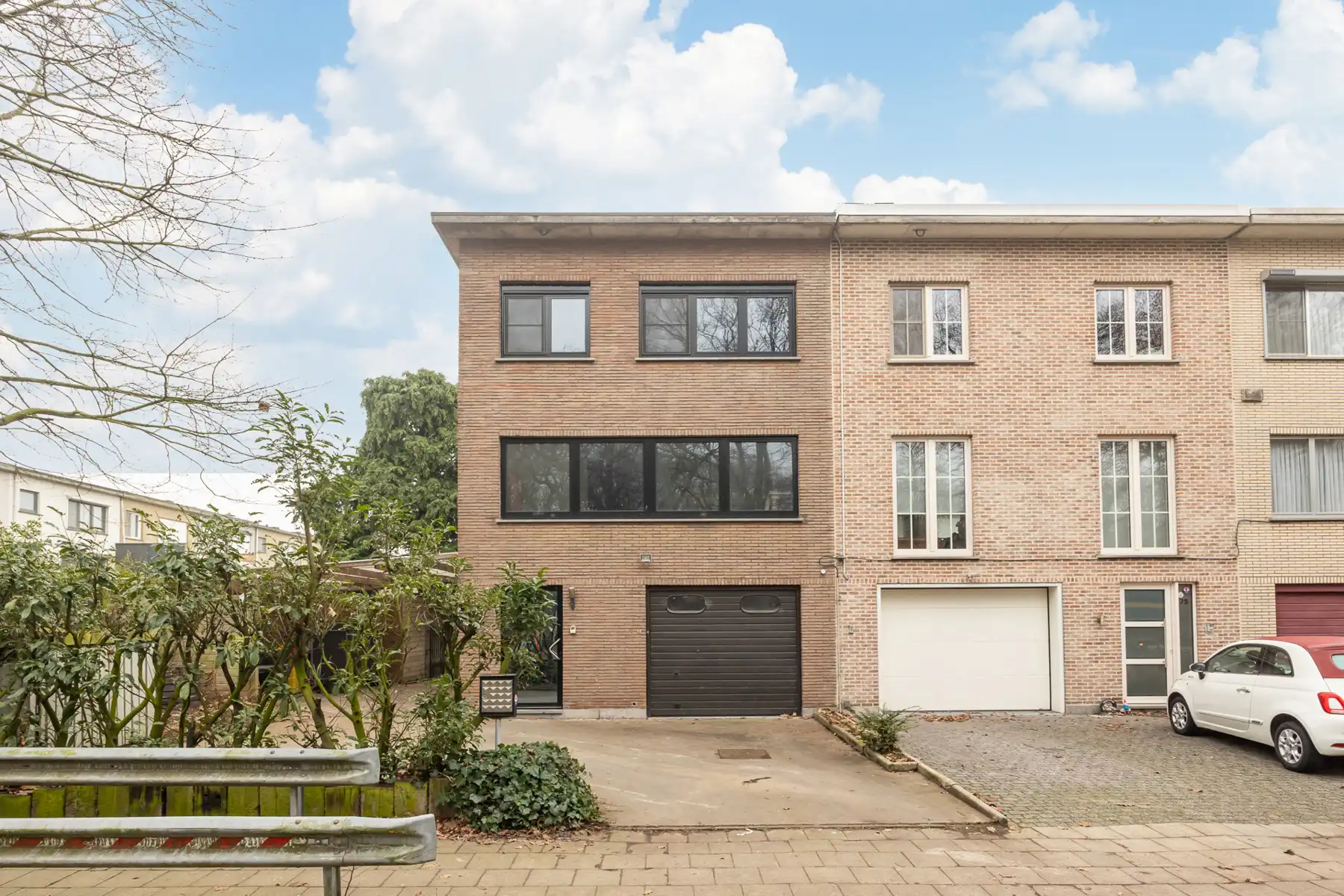 Hoofdfoto van de publicatie: Gezellige halfopen bel-étage met garage, oprit en zonnige tuin in Hoevenen!