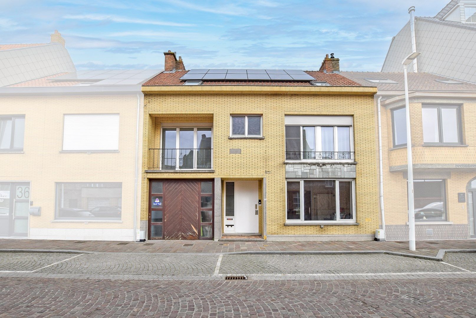Ruime woning momenteel opgedeeld in 2 appartementen met inpandige garage en tuin op 240m². foto {{pictureIndex}}