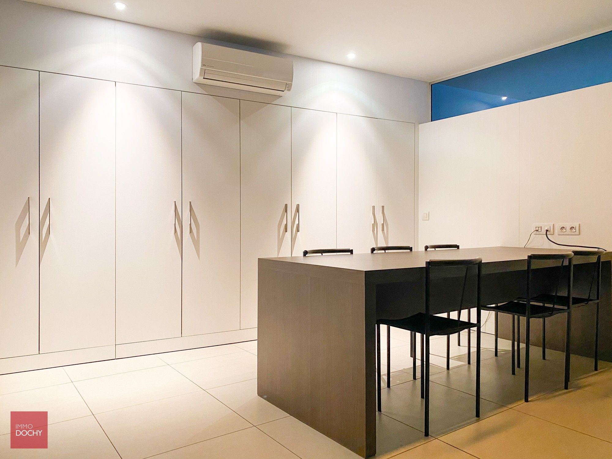 Heel goed gelegen handelspand / instapklare kantoren met private parking | Beverestraat foto {{pictureIndex}}