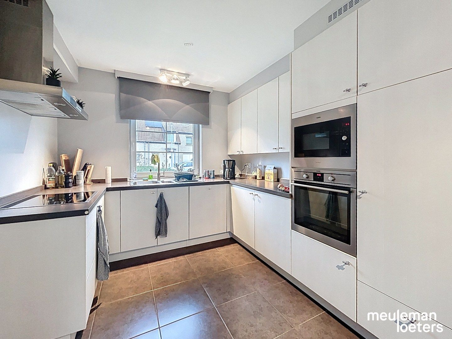 Lichtrijke woning met inpandige garage foto 6