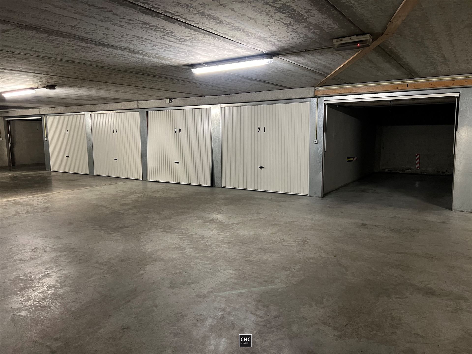 Ruime en makkelijk toegankelijke garagebox nabij het centrum foto 4