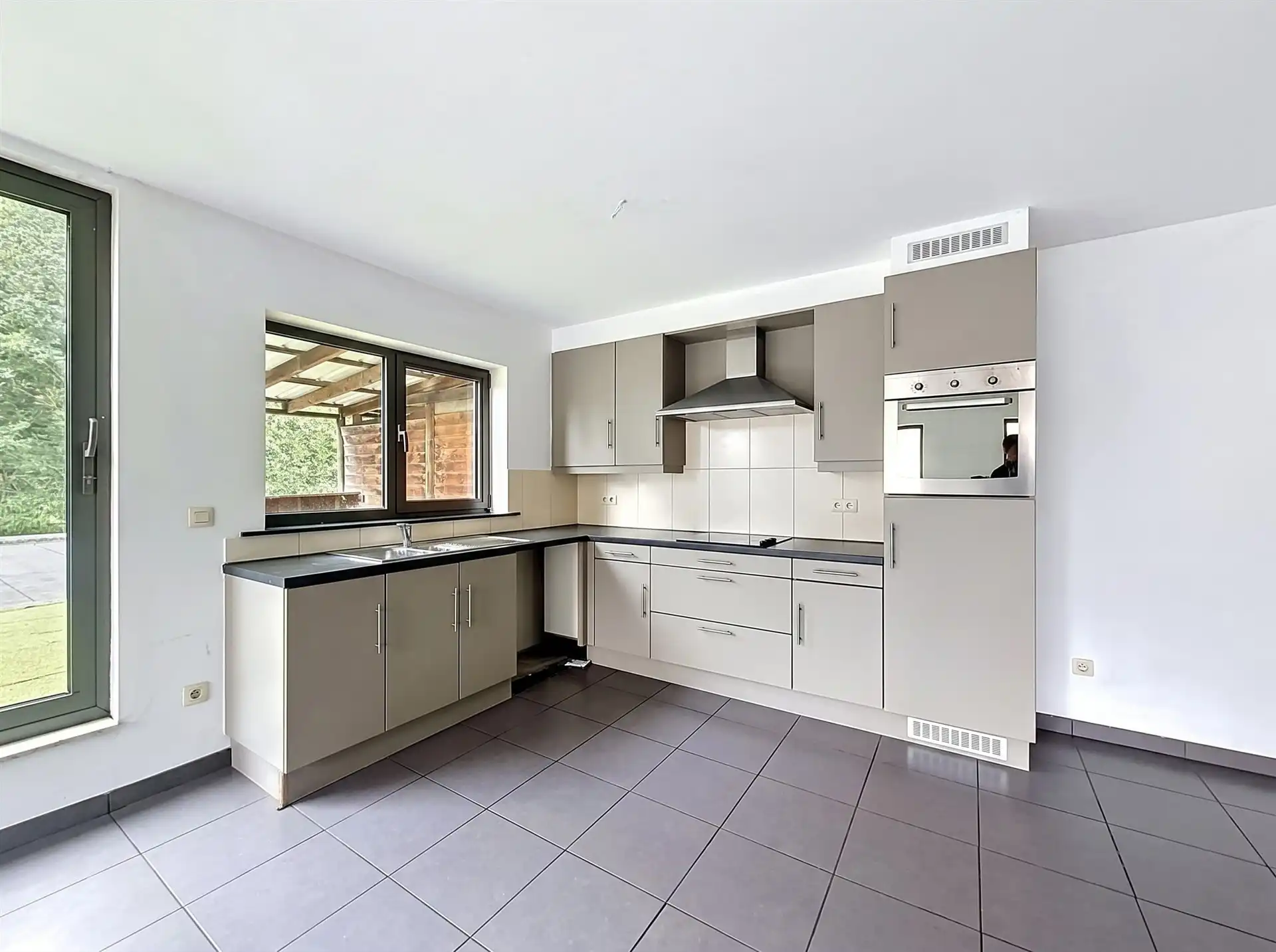 Recent en ruim 2-slaapkamer appartement met staanplaats nabij centrum Sint-Pauwels! foto 8