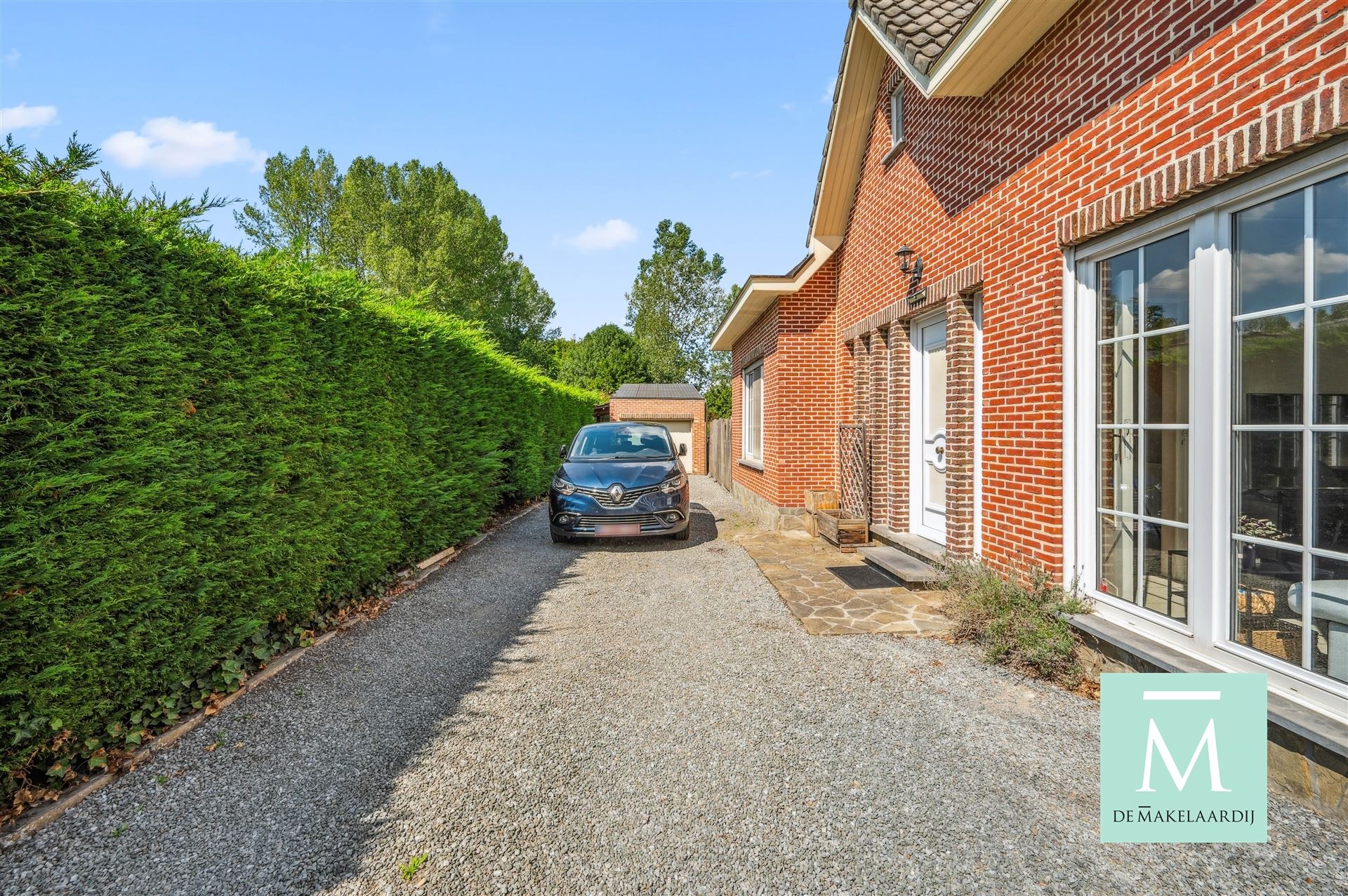 Ruime villa met aparte studio en prachtige tuin met zwembad foto 5