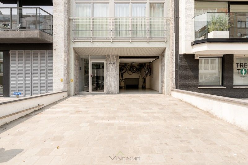 Te Koop: Goed toegankelijke garagebox met extra parkeerplaats – Centrum Knokke foto 2