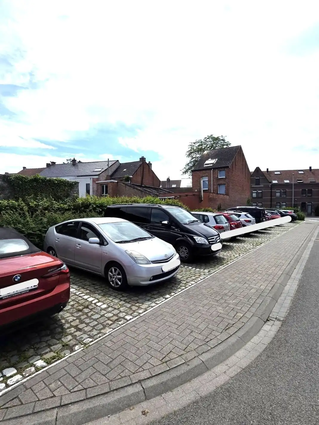 Open bebouwing op de hoek van de straat... foto 19