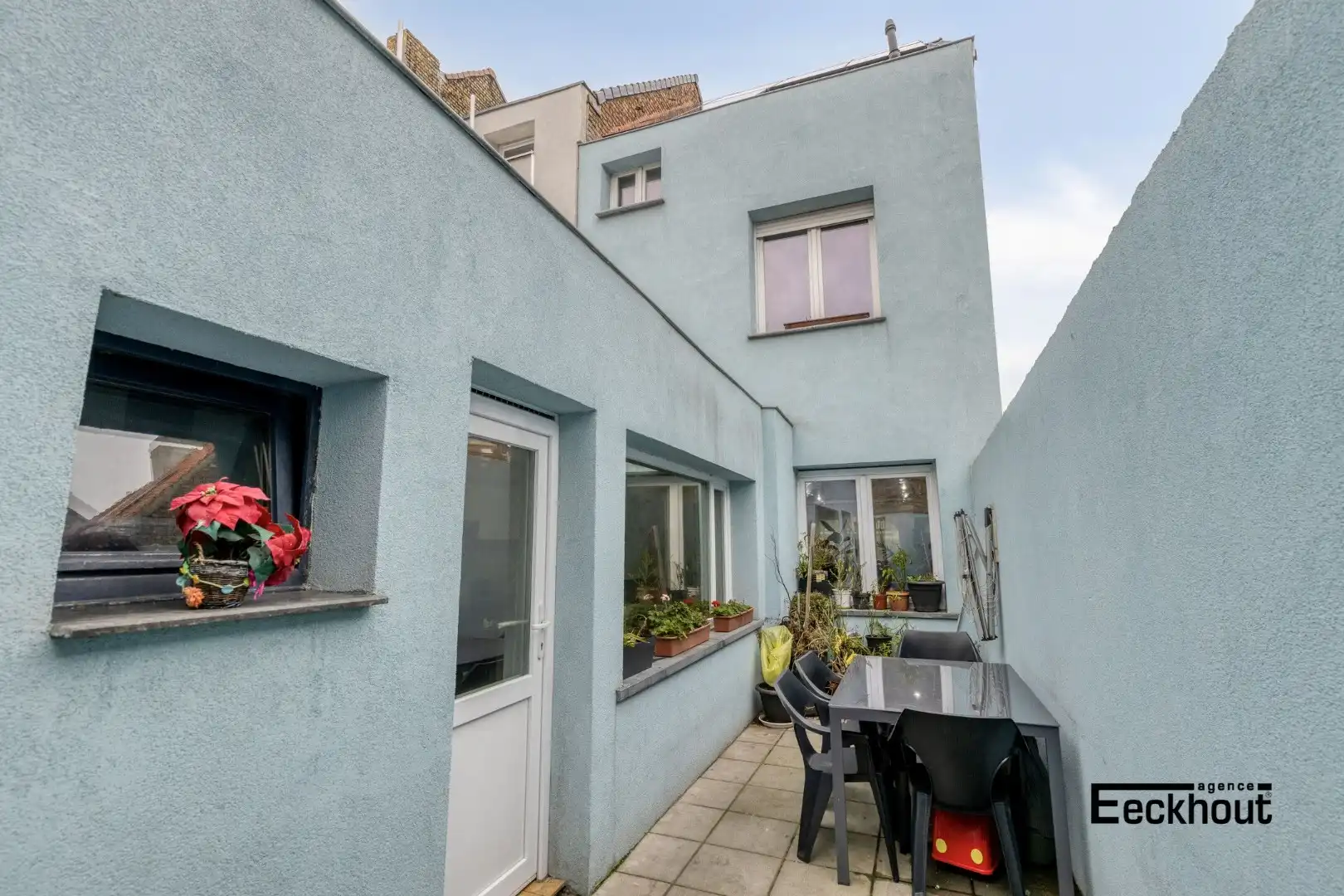 Grotendeels gerenoveerde woning met 3 ruime kamers en 2 badkamers! foto {{pictureIndex}}