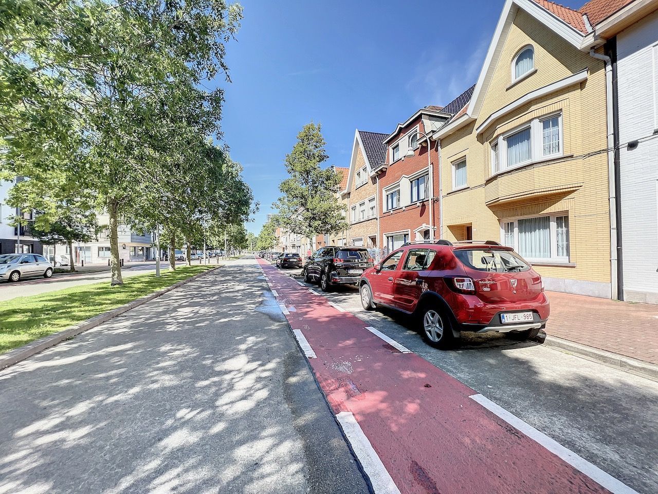 Mooie brede woning gelegen in de Bondgenotenlaan te Heist. foto {{pictureIndex}}