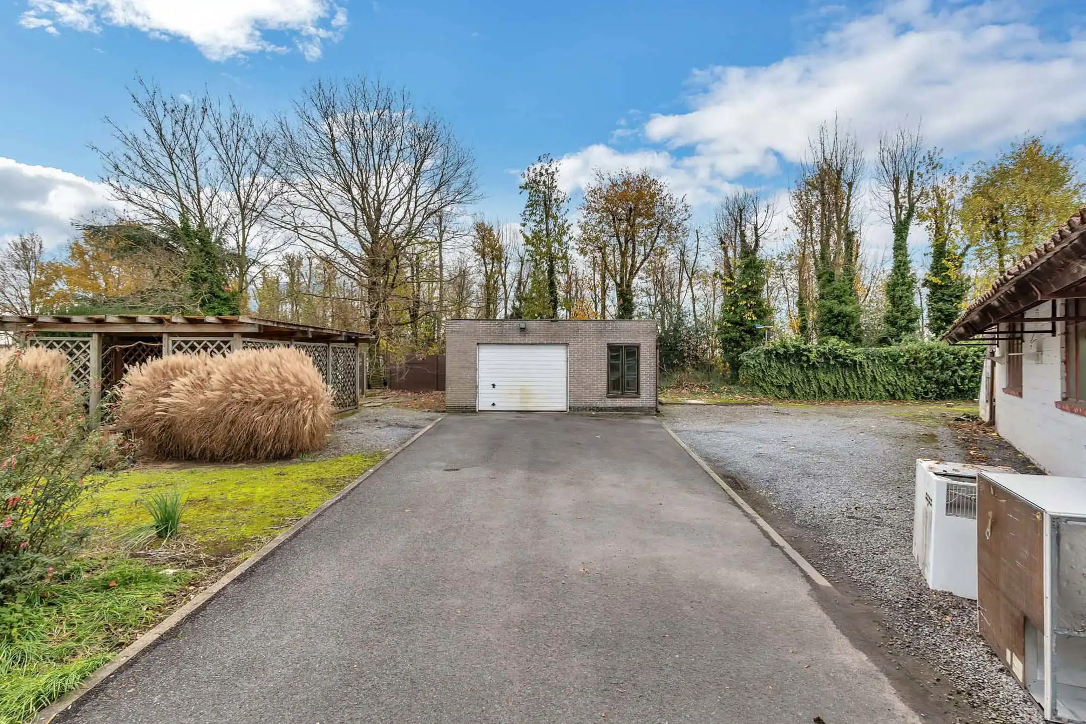 Ruime villa met loods en garage foto 17