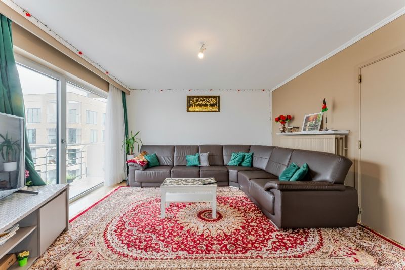Roeselare-stadskern. Verzorgd twee-slaapkamerappartement met 3 terrassen, zuidelijk gelegen, 89m2 woonplezier. Aparte ondergrondse autostaanplaats mogelijk. foto 6