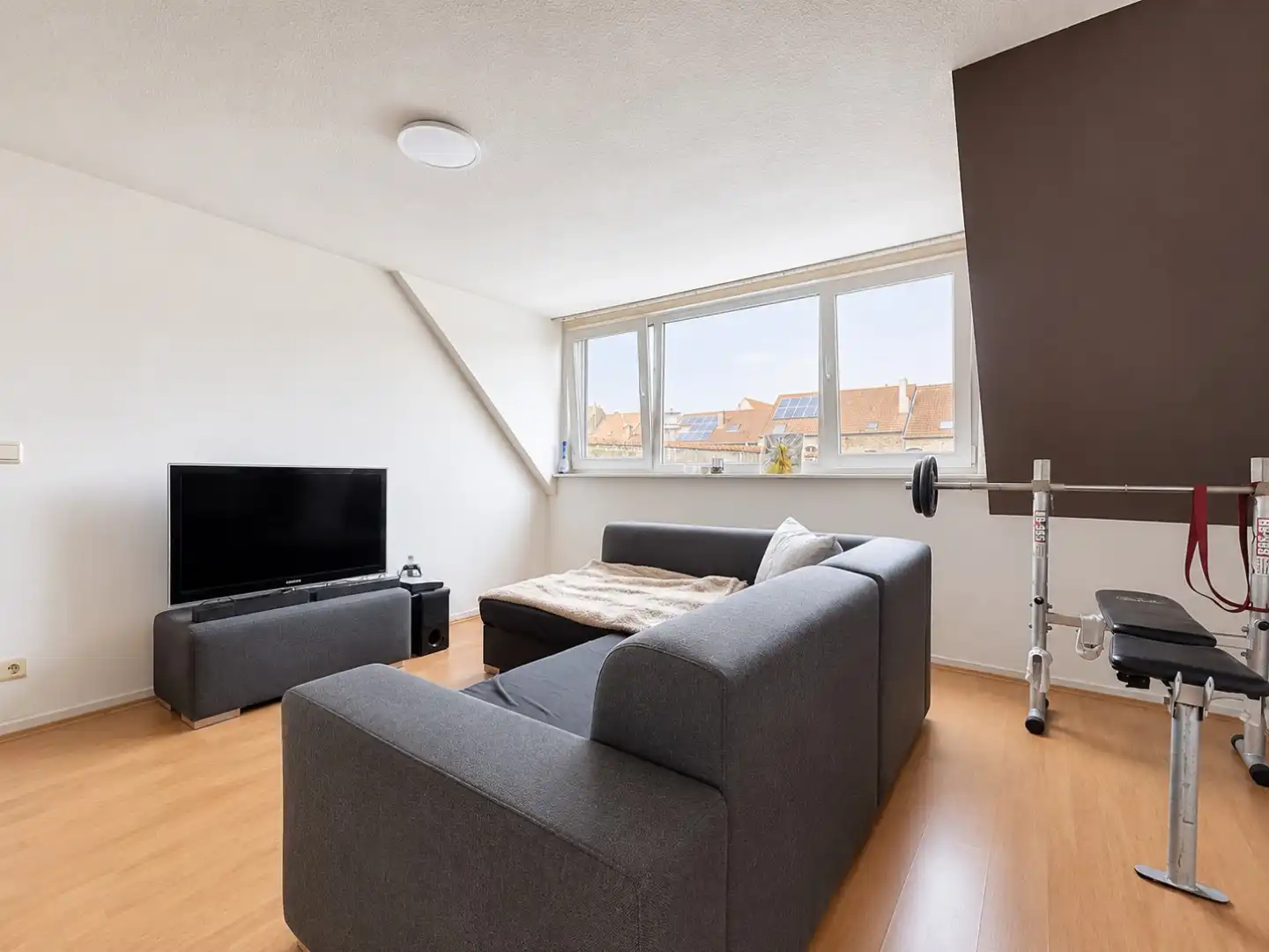 Opbrengsteigendom met handelspand en 3 appartementen te Nieuwpoort-stad foto 3