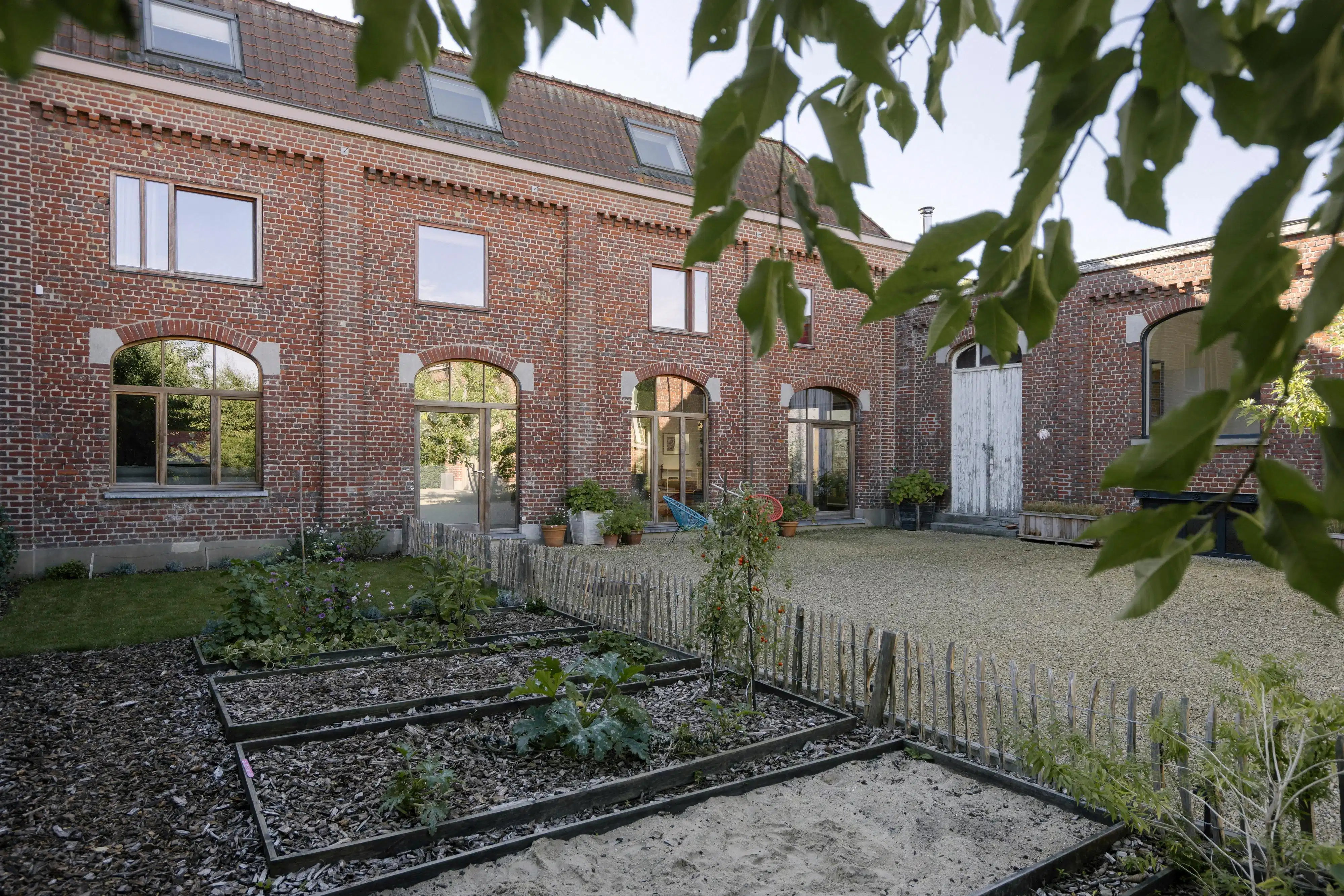 Gerenoveerde woning met authentieke elementen en magazijn foto 3