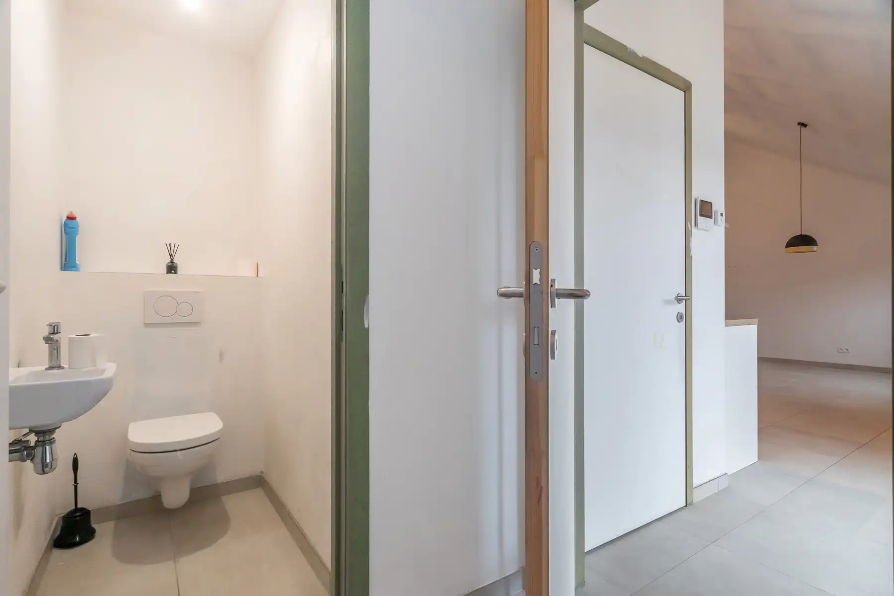 Recent 1-slaapkamer appartement, terras en autostaanplaats foto 16