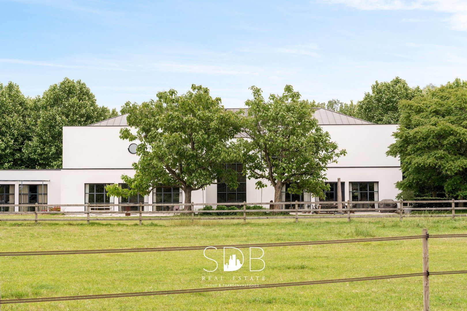 Prachtige villa met hippische accommodatie en graslanden op +/- 23 ha foto 30