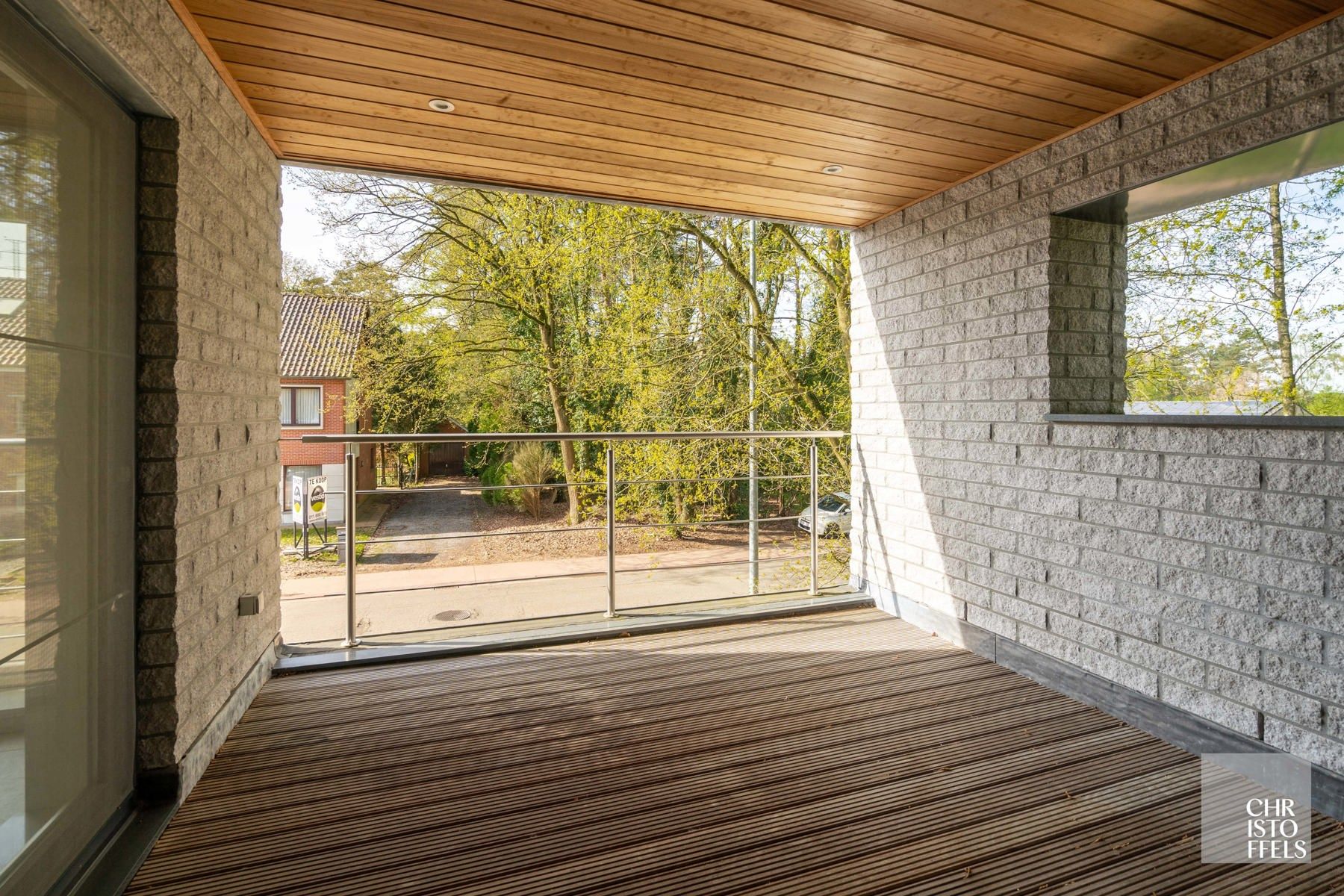 Ruim en energiezuinig 3-slaapkamerappartement (199m²) met terras in Genk! foto 3