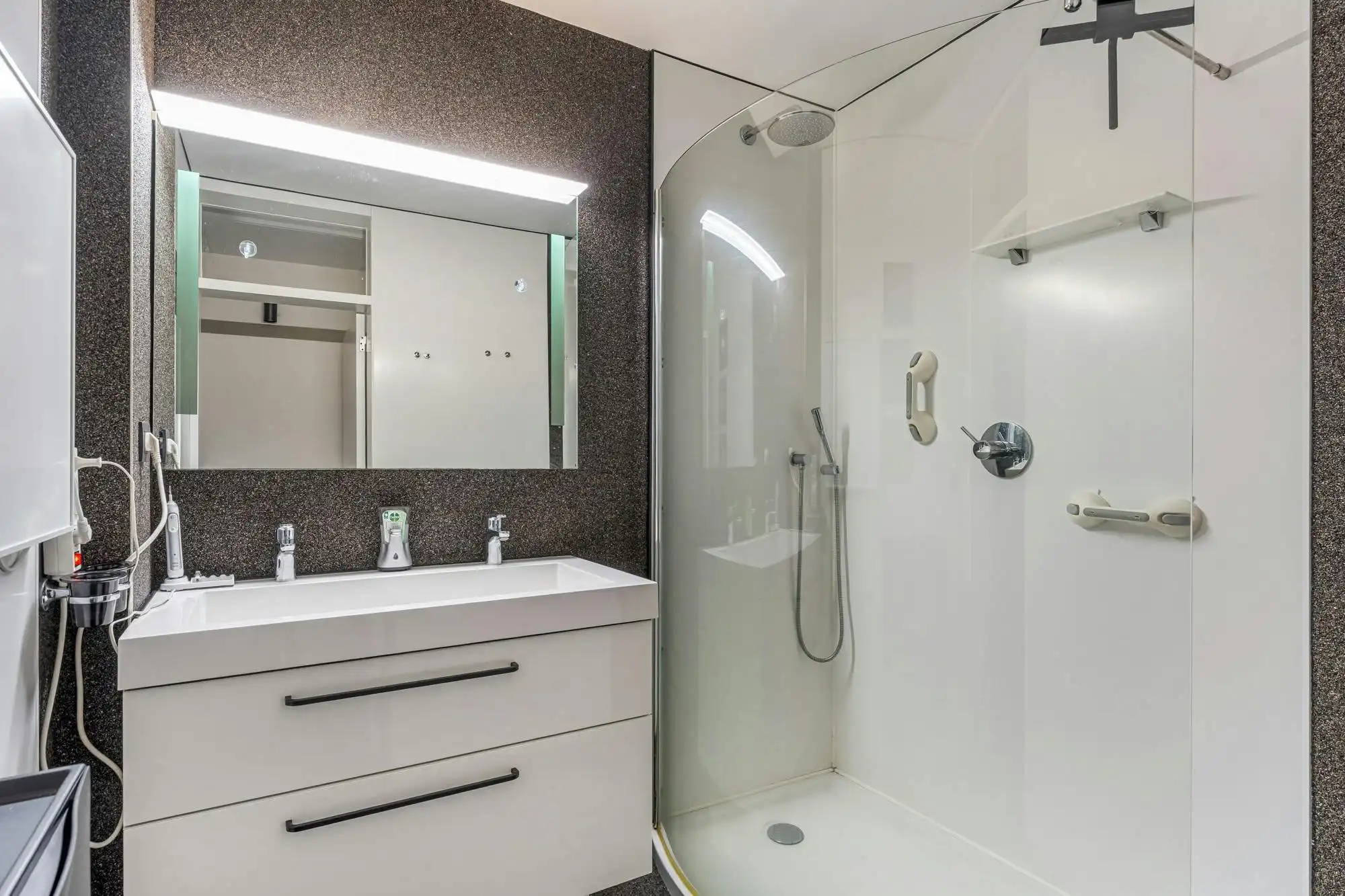 Instapklaar penthouse met 2 slaapkamers en autostandplaats in Hasselt foto 9